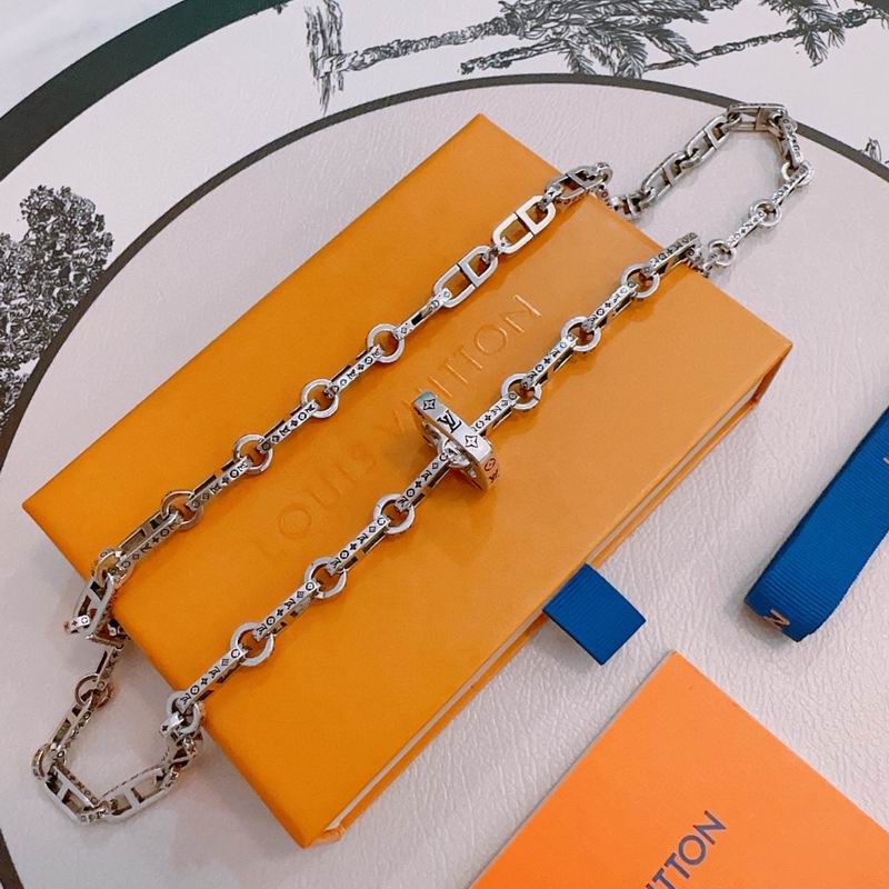 LV Necklace 01yxx282